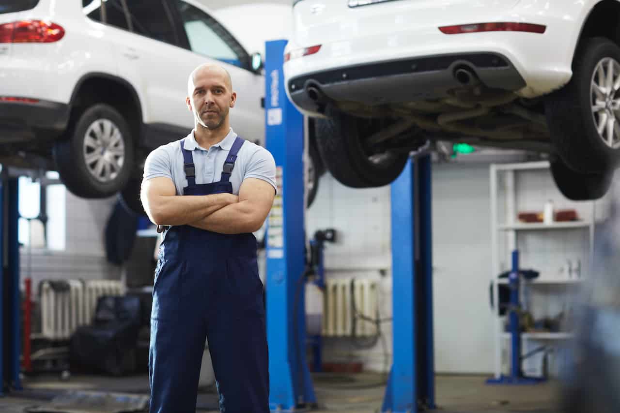 muscular-mechanic-in-auto-shop-FZ3MJPX